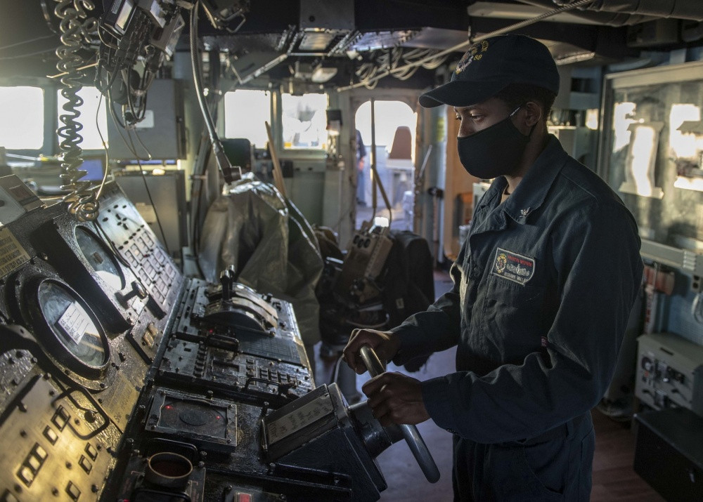 USS Mustin được nâng cấp hệ thống chiến đấu Aegis, cải tiến cột ăng ten để giảm mặt cắt radar, nâng cấp hệ thống tác chiến điện tử, hệ thống trao đổi thông tin và hệ thống phân phối thông tin chiến thuật chung.