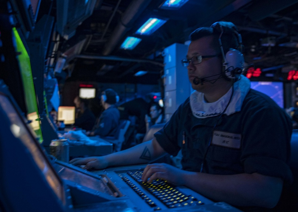 Hệ thống chiến đấu Aegis được nâng cấp với khả năng phòng thủ tên lửa. Bộ vi xử lý của radar AN/SPY-1D được cải tiến để nhận biết mục tiêu tốt hơn ở các khu vực lộn xộn ven biển.