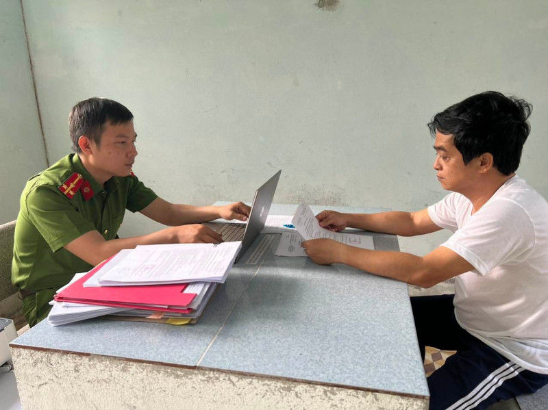 Trong quá trình thực hiện đăng kiểm xe cơ giới, Lương Ngọc Vũ nhận thấy có nhiều phương tiện được chủ xe thay đổi kết cấu, thiết kế so với với điểm xuất xưởng của nhà sản xuất và không đủ điều kiện để cấp chứng nhận đăng kiểm. Từ đó, Vũ đã nhờ Lương Kim Quang là người có quan hệ họ hàng đứng ra thành lập Công ty TNHH MTV Dịch vụ và kỹ thuật LKQ để lập hồ sơ, hợp thức hóa cho các phương tiện này. Đổi lại, chủ phương tiện hoặc người trực tiếp đưa xe đi đăng kiểm phải đưa tiền hối lộ cho Vũ, sau đó Vũ chia số tiền hối lộ cho Bùi Văn Tấn. 