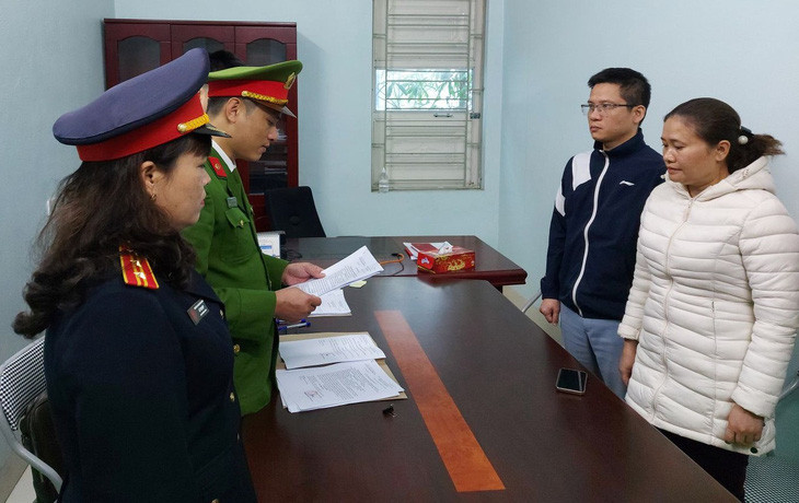  Bắt tạm giam Giám đốc Trung tâm đăng kiểm xe cơ giới tại Thanh Hóa: Ngày 15/2, Công an tỉnh Thanh Hóa đã khởi tố bị can, bắt tạm giam đối với Trịnh Ngọc Tuấn, 39 tuổi, trú tại xã Định Tăng, huyện Yên Định (Thanh Hóa) - Giám đốc Trung tâm đăng kiểm xe cơ giới 36-08D - về tội "nhận hối lộ". Trong thời gian làm Giám đốc, lợi dụng chức trách, nhiệm vụ được giao, Trịnh Ngọc Tuấn đã nhận tiền của tổ chức, cá nhân để thực hiện việc đăng kiểm, cấp giấy chứng nhận chất lượng an toàn kỹ thuật và bảo vệ môi trường cho nhiều phương tiện xe cơ giới không bảo đảm tiêu chuẩn kỹ thuật theo quy định. 