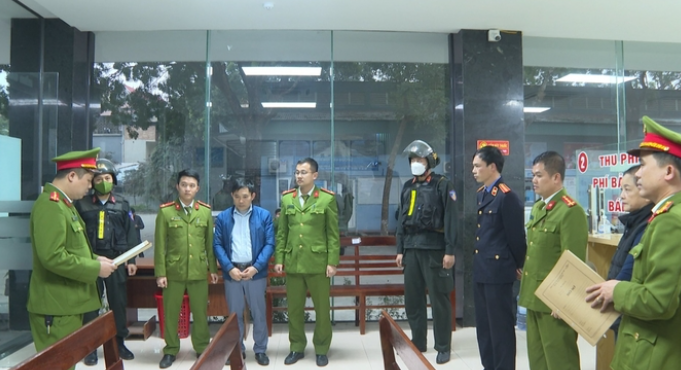  Bắt Giám đốc Trung tâm đăng kiểm xe cơ giới ở Phú Thọ: Đầu tháng 2/2023, Công an tỉnh Phú Thọ vừa ra quyết định khởi tố vụ án, khởi tố bị can và tạm giữ hình sự đối với Phùng Mạnh Duẩn (SN 1978, trú tại thị trấn Liên Quan, huyện Thạch Thất, Hà Nội), Giám đốc Trung tâm đăng kiểm xe cơ giới số 19-01V về tội danh “Nhận hối lộ”. Từ năm 2021 đến năm 2022, Phùng Mạnh Duẩn đã nhận 198 triệu đồng của 4 cá nhân trên địa bàn tỉnh để làm thủ tục cải tạo xe cơ giới trái quy định.