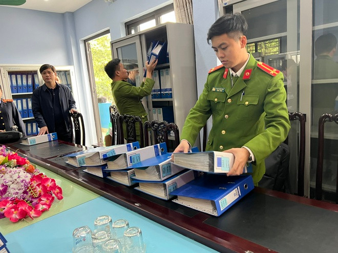  Tạm giữ Phó Giám đốc trung tâm đăng kiểm ở Lào Cai: Ngày 18/2, Công an tỉnh Lào Cai đã ra lệnh giữ người trong trường hợp khẩn cấp đối với Dương Đức Minh (44 tuổi, Phó giám đốc Trung tâm Đăng kiểm xe cơ giới 2401D) về hành vi nhận hối lộ trong quá trình kiểm định xe cơ giới. Cơ quan cảnh sát điều tra Công an đã tạm giữ, niêm phong các hồ sơ, tài liệu liên quan để phục vụ công tác điều tra.