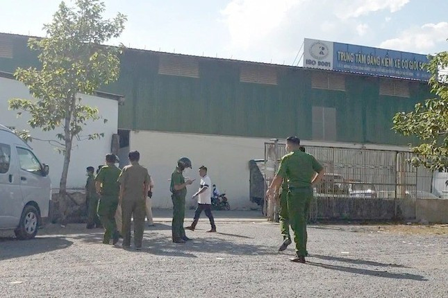  Bắt Giám đốc, Phó giám đốc cùng 5 đăng kiểm viên Trung tâm 50-14D tại TP HCM: Ngày 11/1, Công an huyện Hóc Môn, TP HCM đã khởi tố, bắt tạm giam 7 bị can tại Trung tâm đăng kiểm (TTĐK) xe cơ giới 50-14D (xã Xuân Thới Sơn, huyện Hóc Môn) để điều tra về tội nhận hối lộ. Những người bị khởi tố liên quan đến sai phạm tại Trung tâm đăng kiểm này gồm các ông Hoàng Tấn Lực (sinh năm 1989, ngụ huyện Củ Chi) – Giám đốc và Bế Bình Dương (sinh năm 1984, ngụ quận 12) - Phó Giám đốc.