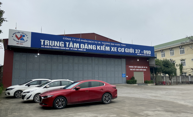  Bắt Phó Giám đốc và hai kiểm định viên trung tâm đăng kiểm ở Nghệ An: Ngày 18/2, Công an TP Vinh, tỉnh Nghệ An cho biết đã khám xét Trung tâm Đăng kiểm 37-09D và bắt một phó giám đốc, hai kiểm định viên để điều tra về hành vi đưa, nhận hối lộ. Ba người bị bắt gồm ông Nguyễn Tiến Hòa (40 tuổi, phó giám đốc Trung tâm Đăng kiểm, trưởng dây chuyền kiểm định), Nguyễn Ngọc Thạch (32 tuổi, kiểm định viên) và Cao Xuân Đạt (35 tuổi, kiểm định viên). 