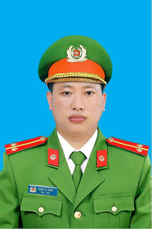 Trung uý Thào A Khư (SN 1992), công tác tại Công an Huyện Điện Biên, tỉnh Điện Biên. Một số thành tích, hoạt động nổi bật: Phá thành công 8 chuyên án, trong đó trực tiếp khám phá 3 chuyên án ma túy, bắt giữ 9 đối tượng; Phối hợp đưa được 34 đối tượng đi cai nghiện tại trung tâm cai nghiện bắt buộc của tỉnh; Tham gia Chuyên án 522C: Đấu tranh với đối tượng Vừ A Co tại huyện Sốp Cộp, tỉnh Sơn La về hành vi mua bán trái phép chất ma túy, thu 12.600 viên ma túy tổng hợp; Huân chương Chiến công hạng Ba. 
