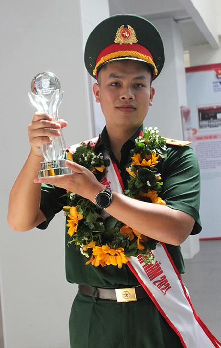 Thượng úy Lê Hảo từng được nhận bằng khen của Bộ trưởng Bộ Quốc phòng vì đã có thành tích xuất sắc khi tốt nghiệp thủ khoa trường Sĩ quan Chính trị năm 2020. Anh cũng từng nhận bằng khen của Thành ủy TP HCM vì có thành tích xuất sắc là đạt giải Ba Cán bộ Tham mưu tốt - Dân vận khéo.