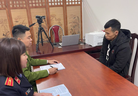 Bat doi tuong len vao Dien May Xanh trom tai san ngay 1 Tet