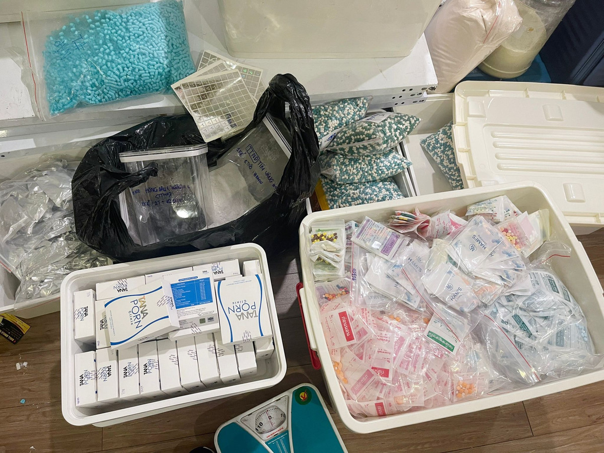 Tạm giữ gần 2 tấn nguyên liệu thuốc và TPCN không rõ nguồn gốc Tam giu gan 2 tan nguyen lieu thuoc va TPCN khong ro nguon goc