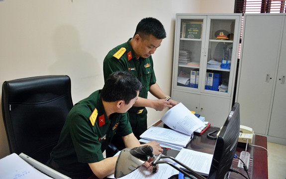 Trong lĩnh vực tổ chức cán bộ, cán bộ thẩm định nhân sự để bổ nhiệm, điều động, luân chuyển, đào tạo, bồi dưỡng cán bộ, công chức, viên chức; Tổ chức tuyển dụng công chức, viên chức; thi nâng ngạch công chức, viên chức; thi thăng hạng chức danh nghề nghiệp viên chức; Thẩm định hồ sơ về tổ chức bộ máy, biên chế; Thẩm định các đề án thành lập mới, sắp xếp lại các cơ quan, tổ chức, đơn vị và doanh nghiệp nhà nước, tổ chức phi chính phủ, hội nghề nghiệp; Thẩm định hồ sơ đề nghị thành lập mới, nhập, chia, điều chỉnh địa giới đơn vị hành chính các cấp; Phân bổ chỉ tiêu, ngân sách đào tạo; Quản lý, thực hiện chế độ tiền lương đối với cán bộ, công chức, viên chức, người lao động...cũng phải chuyển đổi, luân chuyển công tác. 