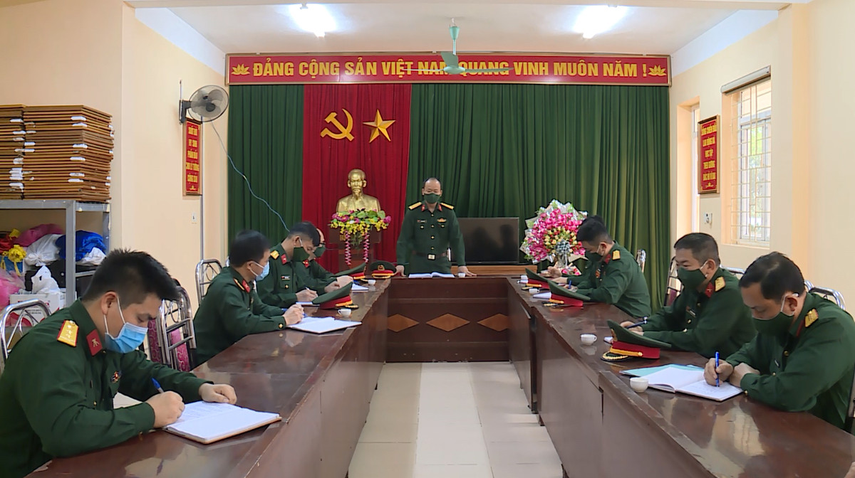 Với Bộ quốc phòng, các vị trí phải luân chuyển công tác gồm: Trợ lý chính sách Ban chỉ huy quân sự cấp huyện; Trưởng ban thuộc Ban chỉ huy quân sự cấp huyện và tương đương; Giám đốc trung tâm dạy nghề và giới thiệu việc làm cấp tỉnh, thành phố trực thuộc trung ương; Trạm trưởng, Phó trạm trưởng thuộc đồn Biên phòng; Trợ lý quân lực, Trợ lý cán bộ cấp Trung đoàn trở lên; Trợ lý quản lý học viên, tuyển sinh, chính sách, bảo hiểm của các nhà trường. (Ảnh minh hoạ)