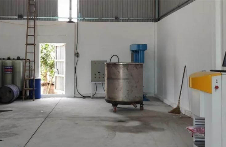 Tiến hành khoanh vùng, đến 21h11 ngày 25/2, tổ trinh sát cùng Công an tỉnh Quảng Ninh đã bắt giữ Đức khi đối tượng đang lẩn trốn tại một xưởng sơn bả của Đào Văn Hưởng (SN 1992, HKTT tại Lưu Quang, Gia Khánh, Bình Xuyên, Vĩnh Phúc; chỗ ở tại tổ 1, khu 2, Bãi Cháy, TP Hạ Long, Quảng Ninh). Rạng sáng 26/2, đối tượng đã được dẫn giải an toàn về trụ sở. (Ảnh minh hoạ)