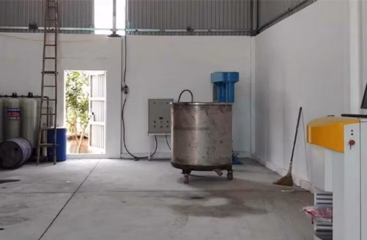 Tiến hành khoanh vùng, đến 21h11 ngày 25/2, tổ trinh sát cùng Công an tỉnh Quảng Ninh đã bắt giữ Đức khi đối tượng đang lẩn trốn tại một xưởng sơn bả của Đào Văn Hưởng (SN 1992, HKTT tại Lưu Quang, Gia Khánh, Bình Xuyên, Vĩnh Phúc; chỗ ở tại tổ 1, khu 2, Bãi Cháy, TP Hạ Long, Quảng Ninh). Rạng sáng 26/2, đối tượng đã được dẫn giải an toàn về trụ sở. (Ảnh minh hoạ)