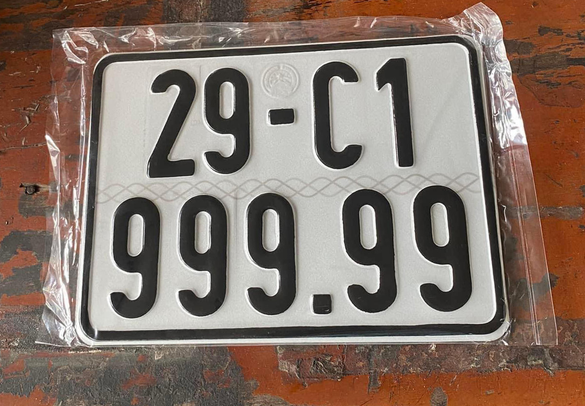 Chiều 11/11/2022, Chỉ huy Công an quận Hoàn Kiếm (Hà Nội) đã bàn giao biển số 29C1-999.99 cho chủ xe máy tại trụ sở công an quận vào sáng cùng ngày. Theo tìm hiểu, chủ nhân biển số này là chị Nguyễn Thu Thủy ở phường Hàng Bạc (quận Hoàn Kiếm, Hà Nội). 