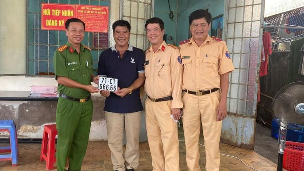 Ngày 22/5/2022, ông Phạm Hoàng Long (xã Thừa Đức, huyện Bình Đại, tỉnh Bến Tre) bấm được số xe ngũ quý 6. Ông Long cho biết, khi ông lên Công an xã Thừa Đức làm thủ tục đăng ký, bấm biển số xe máy cho chiếc Honda Future Fi màu trắng đen, bất ngờ bấm được biển số 71C- 666.66.