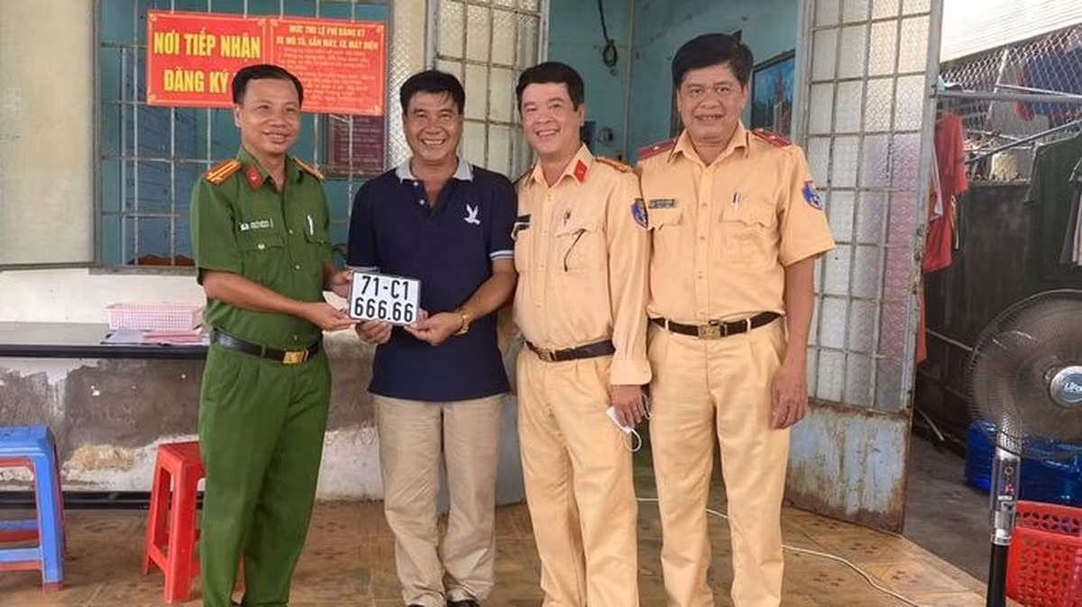 Ngày 22/5/2022, ông Phạm Hoàng Long (xã Thừa Đức, huyện Bình Đại, tỉnh Bến Tre) bấm được số xe ngũ quý 6. Ông Long cho biết, khi ông lên Công an xã Thừa Đức làm thủ tục đăng ký, bấm biển số xe máy cho chiếc Honda Future Fi màu trắng đen, bất ngờ bấm được biển số 71C- 666.66.