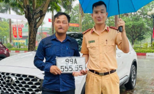 Sáng 24/5/2022, hình ảnh anh Nguyễn Văn N. (SN 1978, trú tại Gia Bình, Bắc Ninh) cầm biển kiểm soát xe ô tô số 99A- 555.55 được chia sẻ trên mạng xã hội. Nhiều người không khỏi xuýt xoa vì đây được coi là “biển số đẹp”. 