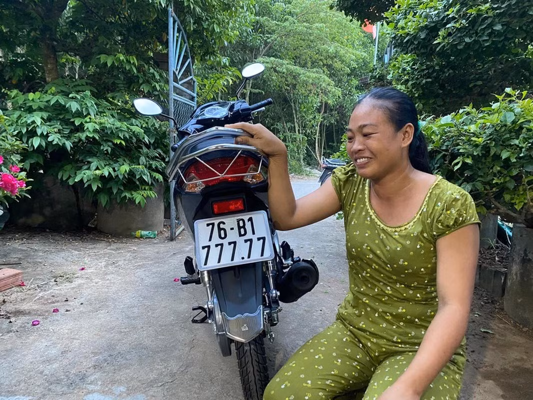 Ngày 24/5/2022, chị Nguyễn Thị Thu Thuỷ (thôn Long Thành, xã Tịnh Thiện, TP Quảng Ngãi) cho biết, chiếc xe Future biển số 76B1-777.77 của chị đã được bán cho chủ mới. Theo tìm hiểu, chủ sở hữu mới của chiếc xe này là anh H.N. (ngụ TP Quảng Ngãi). Anh N. làm nghề kinh doanh xe mô tô và có đam mê với các xe mang biển số độc. 