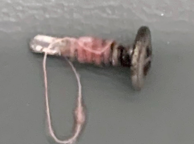  Trẻ mầm non tử vong do hóc đinh vít: Chiều 17/11/2021, tại trường Mầm non Hương Trà, xã Hương Trà, huyện Hương Khê, Hà Tĩnh. Trong lúc chơi đùa tại lớp học dành cho trẻ dưới 36 tháng tuổi, bé Phong gần 3 tuổi bỗng nằm giữa sàn lớp, biểu hiện khó chịu. Hai giáo viên đứng lớp nghi em hóc dị vật nên liên lạc với người nhà, cùng đưa em tới bệnh viện. Bác sĩ kiểm tra, phát hiện em hóc dị vật, tiên lượng đã chết lâm sàng. Kíp trực sau đó lấy ra từ ngã tư hầu họng của bé một chiếc đinh vít xoắn, dài khoảng 3 cm, rộng 1-1,5 cm. Tuy nhiên, em không qua khỏi.