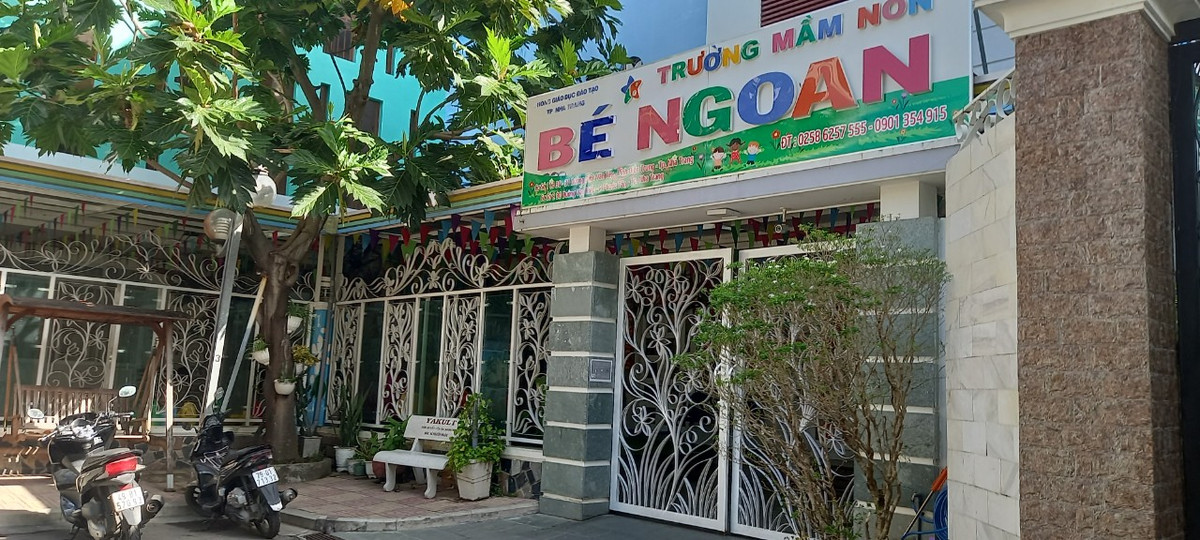 Theo bà Phùng Thị Bích Điệp – Hiệu trưởng Trường Mầm non Bé Ngoan, cháu Ng. đến trường vào sáng 22/2, mọi hoạt động bình thường nhưng có triệu chứng mệt mỏi, phụ huynh nhờ cô giáo cho uống thuốc viêm họng. Đến buổi trưa, cô giáo ru cháu Ng. ngủ, sau đó phát hiện bé trai 2 tuổi khó thở, khuôn mặt nhạt trắng nên cô giáo đã báo cho Ban Giám hiệu. Sau đó nhà trường khẩn trương đưa cháu Ng. cấp cứu tại Bệnh viện Đa khoa Sài Gòn – Nha Trang nhưng cháu đã tử vong. 