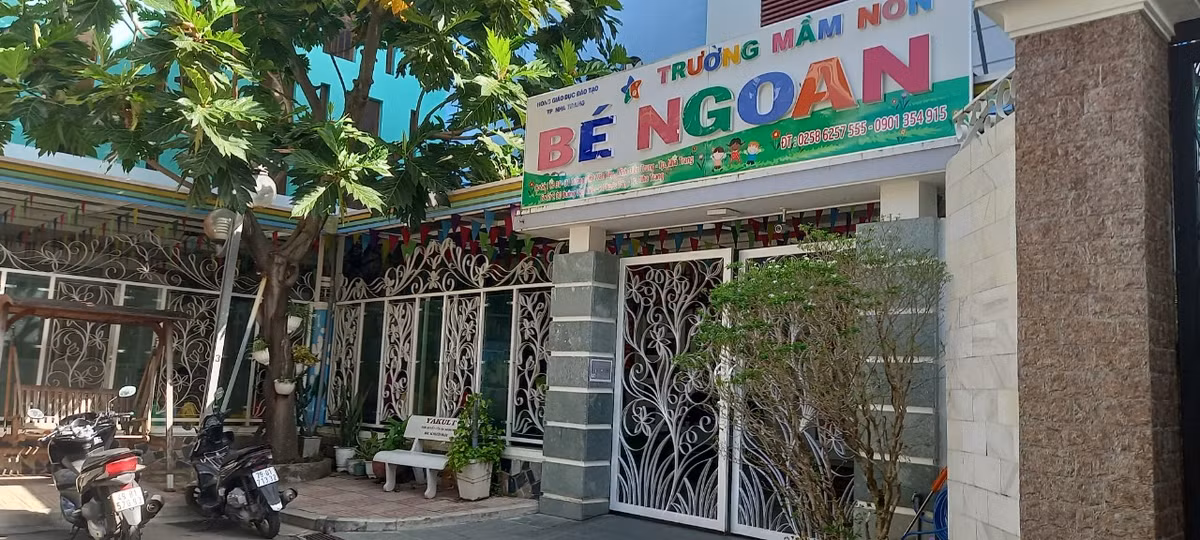 Theo bà Phùng Thị Bích Điệp – Hiệu trưởng Trường Mầm non Bé Ngoan, cháu Ng. đến trường vào sáng 22/2, mọi hoạt động bình thường nhưng có triệu chứng mệt mỏi, phụ huynh nhờ cô giáo cho uống thuốc viêm họng. Đến buổi trưa, cô giáo ru cháu Ng. ngủ, sau đó phát hiện bé trai 2 tuổi khó thở, khuôn mặt nhạt trắng nên cô giáo đã báo cho Ban Giám hiệu. Sau đó nhà trường khẩn trương đưa cháu Ng. cấp cứu tại Bệnh viện Đa khoa Sài Gòn – Nha Trang nhưng cháu đã tử vong. 