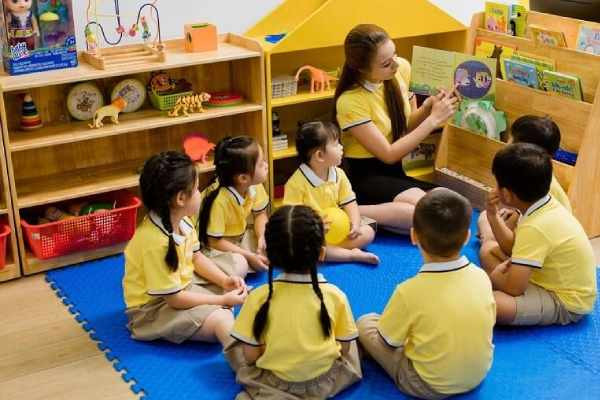 Trả lời trên Báo Đại Đoàn Kết, cô Nguyễn Thanh Trà – Hiệu trưởng trường mẫu giáo BimBon (Định Công - Hà Nội) cho biết, các bậc cha mẹ đưa con đến trường mầm non là giao phó toàn quyền quản lý, chăm sóc, nuôi dưỡng, đảm bảo an toàn của con cho các thầy cô trong thời gian ở trường. Thế nhưng không ít trường hợp bảo mẫu hoặc cô giáo bất cẩn, hoặc vì lý do khách quan nào đó đã dẫn đến những tai nạn thương tâm. Vì thế ngoài chuyên môn sư phạm, giáo viên phải thực hiện tốt nguyên tắc trẻ ở đâu cô ở đấy. Ngoài ra giáo viên còn cần được trang bị những kỹ năng kiểm soát trẻ trong mọi tình huống. (Ảnh minh họa) 