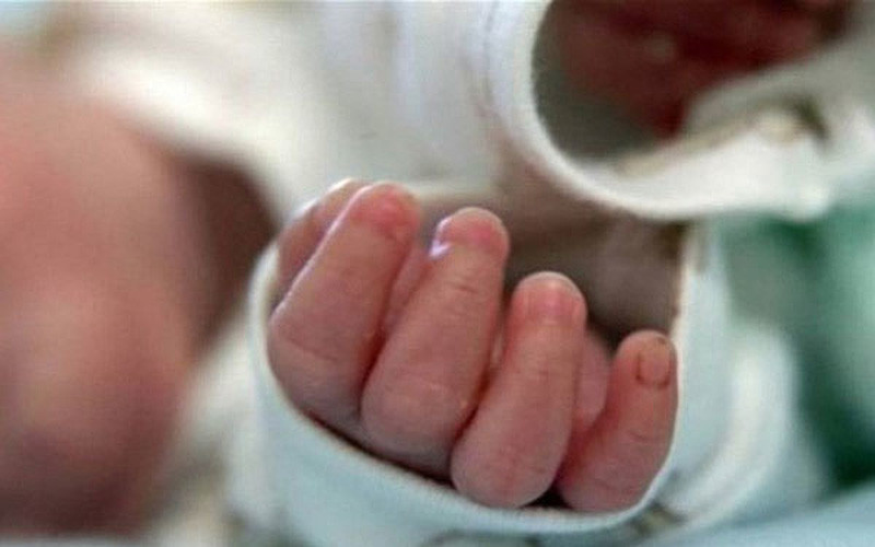 Ngay lập tức giáo viên đã báo cáo sự việc lên Ban Giám hiệu, gia đình; đồng thời đưa cháu đi cấp cứu tại Phòng khám Đa khoa khu vực Bắc Sơn, nhưng được bác sĩ kết luận cháu bé đã tử vong trước đó. Nhà trường, chính quyền địa phương và gia đình đang tích cực phối hợp với cơ quan chức năng điều tra, làm rõ nguyên nhân cháu P.N.S tử vong. (Ảnh minh họa)