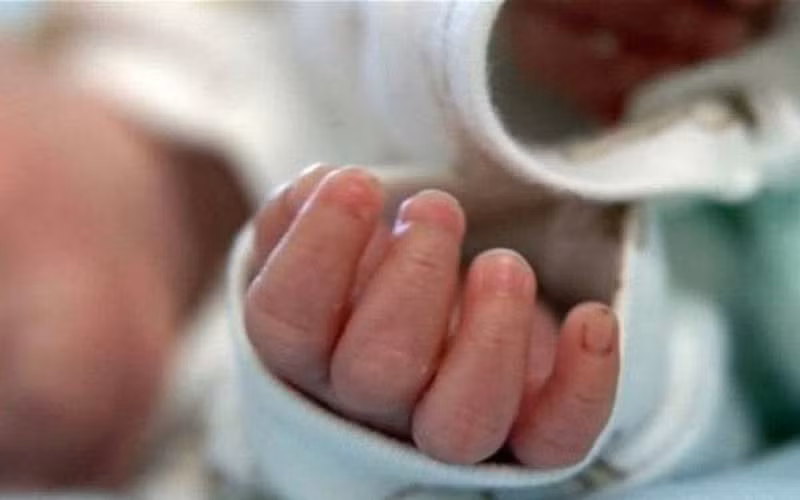 Ngay lập tức giáo viên đã báo cáo sự việc lên Ban Giám hiệu, gia đình; đồng thời đưa cháu đi cấp cứu tại Phòng khám Đa khoa khu vực Bắc Sơn, nhưng được bác sĩ kết luận cháu bé đã tử vong trước đó. Nhà trường, chính quyền địa phương và gia đình đang tích cực phối hợp với cơ quan chức năng điều tra, làm rõ nguyên nhân cháu P.N.S tử vong. (Ảnh minh họa)