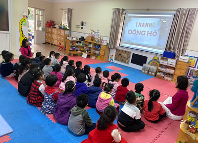 Ngoài chuyên môn sư phạm, giáo viên còn cần tấm lòng bao dung để kiêm luôn vai trò làm mẹ của những đứa trẻ. Đồng thời phải có những kỹ năng để sơ cứu trong trường hợp trẻ cần đến sự trợ giúp khẩn cấp. Bên cạnh đó, phụ huynh cũng cần giáo dục trẻ những kỹ năng cần thiết, trong đó lứa tuổi đi nhà trẻ có thể dạy cho trẻ nhận biết những mối gây nguy hiểm cho bản thân để trẻ có thể tự bảo vệ mình, tránh nghịch dại với các thiết bị nguy hiểm. (Ảnh minh họa)