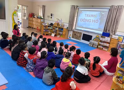 Ngoài chuyên môn sư phạm, giáo viên còn cần tấm lòng bao dung để kiêm luôn vai trò làm mẹ của những đứa trẻ. Đồng thời phải có những kỹ năng để sơ cứu trong trường hợp trẻ cần đến sự trợ giúp khẩn cấp. Bên cạnh đó, phụ huynh cũng cần giáo dục trẻ những kỹ năng cần thiết, trong đó lứa tuổi đi nhà trẻ có thể dạy cho trẻ nhận biết những mối gây nguy hiểm cho bản thân để trẻ có thể tự bảo vệ mình, tránh nghịch dại với các thiết bị nguy hiểm. (Ảnh minh họa)
