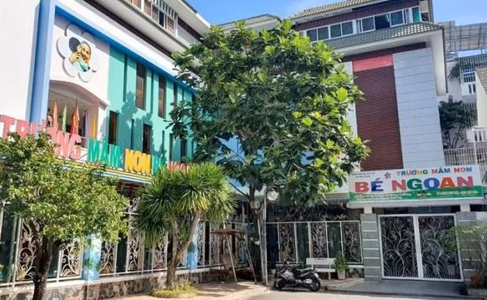  Bé trai 2 tuổi tử vong ở trường mầm non: Ngày 23/2, Công an TP. Nha Trang (Khánh Hòa) cho biết đang điều tra, tiến hành khám nghiệm hiện trường, khám nghiệm tử thi cháu L.T.Ng. (SN 2021) tử vong bất thường tại trường mầm non. Theo gia đình, sáng 22/2, cháu Ng. đến trường học với sức khỏe bình thường. Khi nhà trường thông báo sự việc, cháu bé được đưa đến cấp cứu tại Bệnh viện Đa khoa Sài Gòn - Nha Trang nhưng bác sĩ xác định cháu đã ngưng thở trước đó. 