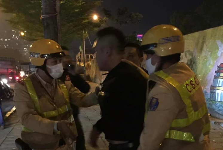 Ha Noi: Vi pham nong do con, tai xe hat CSGT len noc capo