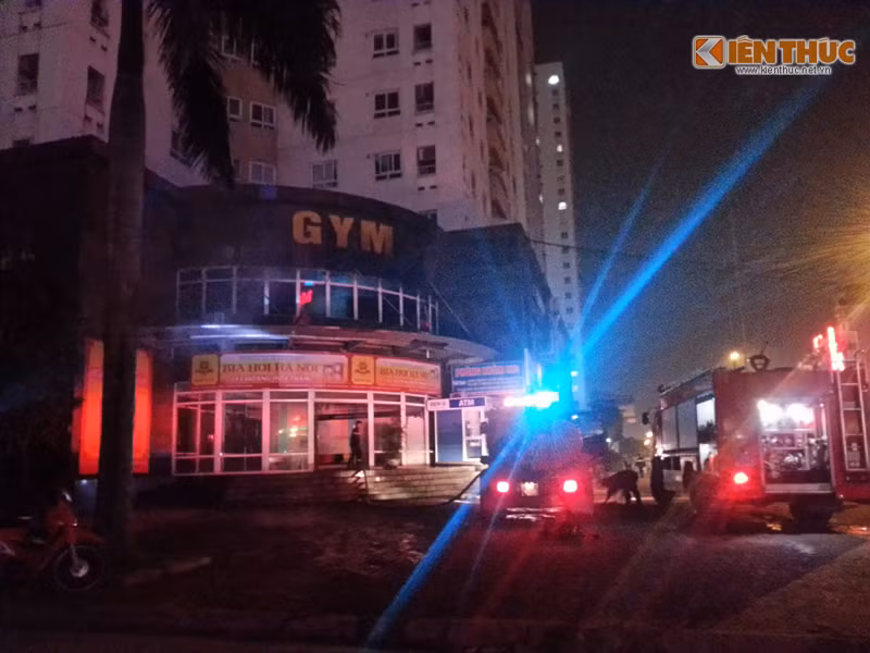 Chay lon tai toa nha Vimeco, nguoi dan thao chay trong dem-Hinh-5