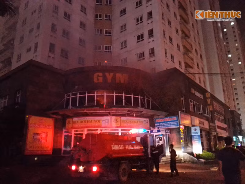 Chay lon tai toa nha Vimeco, nguoi dan thao chay trong dem-Hinh-3