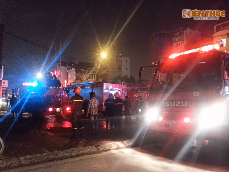 Chay lon tai toa nha Vimeco, nguoi dan thao chay trong dem