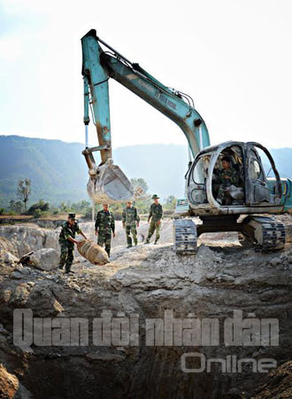 Trong ảnh, Bộ đội công binh Quân khu 9 phát hiện, thu gom bom mìn ở vùng Đồng bằng sông Cửu Long.