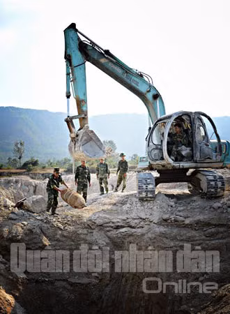 Trong ảnh, Bộ đội công binh Quân khu 9 phát hiện, thu gom bom mìn ở vùng Đồng bằng sông Cửu Long.