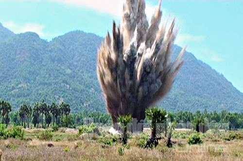 Từ năm 2010 đến nay, Lữ đoàn Công binh 25 thu gom, xử lý hủy nổ hơn 200 tấn bom mìn, đạn pháo các loại, trả lại sự sống cho vùng đất bị ô nhiễm, bảo đảm an toàn cho người dân và góp phần phát triển kinh tế - xã hội vùng ĐBSCL. Ảnh: Hủy nổ là khâu cuối trong quy trình phát hiện, thu gom, xử lý bom mìn, đạn pháo các loại, bảo đảm an toàn tuyệt đối.