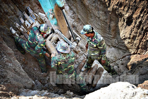 Thu gom, xử lý bom mìn là nhiệm vụ vô cùng nguy hiểm, đòi hỏi người lính công binh phải có ý chí, bản lĩnh vững vàng.
