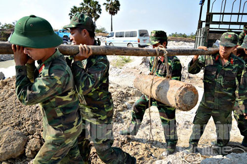 Một quả bom đang đưa ra khỏi lòng đất an toàn.