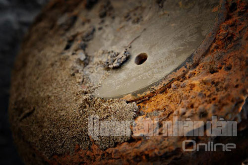 Tuy bên ngoài đã gỉ sét nhưng bom, đạn có thể phát nổ nếu bị tác động không đúng quy trình kỹ thuật.