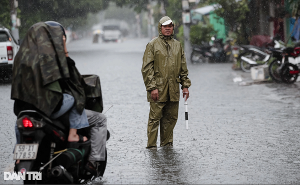 Nhiều phương tiện được hướng dẫn di chuyển bằng đường khác để tránh chết máy khi đi vào đoạn đường ngập sâu.