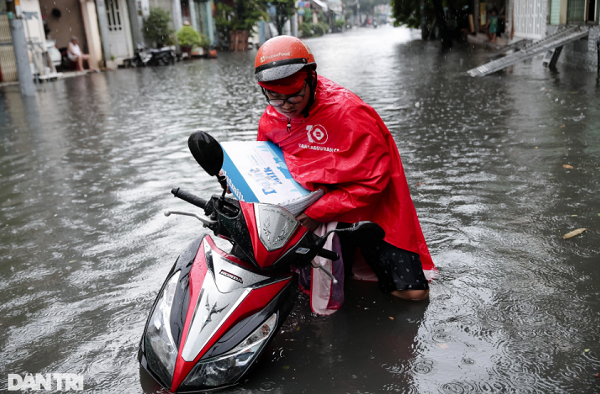 "Đây là lần đầu tiên mình nhận đơn giao qua con đường này, cả chuyến xe được có 35.000 đồng mà giờ phải tốn tiền sửa xe, thay nhớt", Hà Gia Huy (22 tuổi, làm nghề giao hàng) nói.