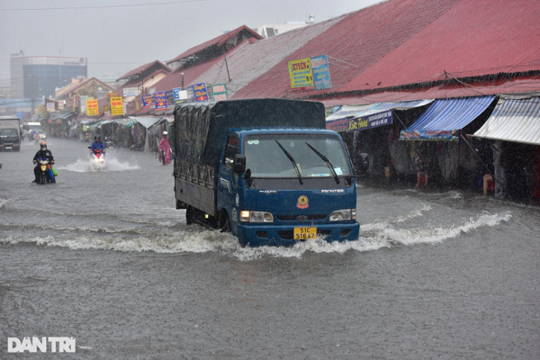 Ghi nhận trên đường Kha Vạn Cân (đoạn qua chợ Thủ Đức) cũng ngập sau cơn mưa lớn. Việc kinh doanh, buôn bán của các tiểu thương bị ế ẩm.