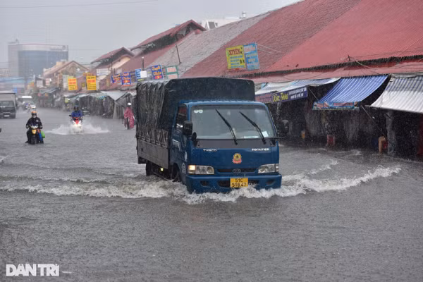 Ghi nhận trên đường Kha Vạn Cân (đoạn qua chợ Thủ Đức) cũng ngập sau cơn mưa lớn. Việc kinh doanh, buôn bán của các tiểu thương bị ế ẩm.