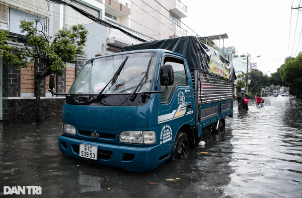 Một chiếc xe tải cũng nằm bất động trên đoạn ngập. "Tôi chở hàng ở trong hẻm ra thì không may xe chết máy, bây giờ phải đợi nước rút mới kiểm tra được", tài xế xe tải chia sẻ.
