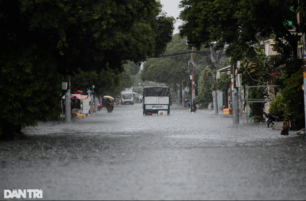 Ghi nhận của phóng viên Dân trí trên đường Dương Văn Cam (TP Thủ Đức), mưa lớn khiến con đường ngập sâu gần nửa mét, giao thông bị chia cắt.
