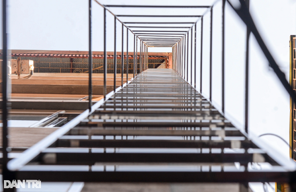 Hầu hết các loại thang thoát hiểm ngoài trời lắp đặt tại chung cư mini thời gian gần đây sử dụng chất liệu inox. Anh Hoàng Long đánh giá, inox chống chịu được thời tiết nắng, mưa nhưng giá thành cao hơn các chất liệu khác. 