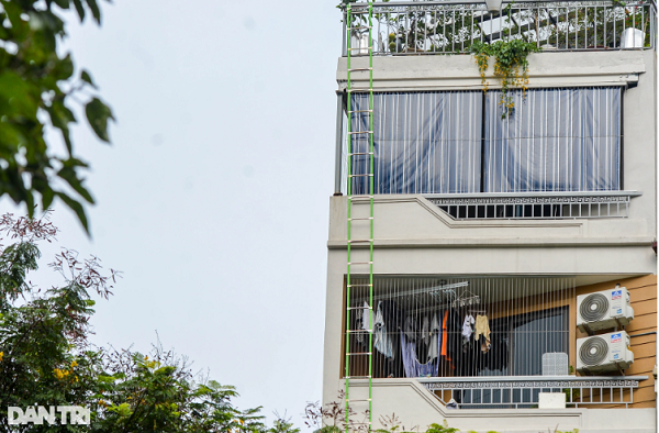 Căn chung cư mini ở phố Quan Nhân (quận Thanh Xuân, Hà Nội) được lắp đặt thang dây từ sân thượng tầng 6 đến tầng 2. 