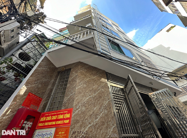 Căn chung cư mini 6 tầng ở phường Khương Đình (quận Thanh Xuân) mới được chủ nhà lắp hệ thống thang thoát hiểm ngoài trời sau vụ cháy ở phố Khương Hạ khiến 56 người tử vong. Thang thoát hiểm này được lắp thêm khung bảo vệ khi có người thoát nạn. Ngoài thang thoát hiểm, tại chung cư này cũng được công an lắp đặt thêm điểm chữa cháy công cộng. 