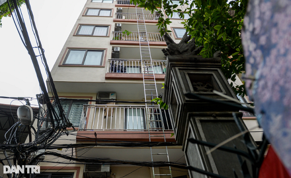 Thang thoát hiểm tại căn chung cư mini ở đường Cầu Giấy (quận Cầu Giấy, Hà Nội) được chủ nhà lắp đặt từ tầng 6 đến tầng 2.